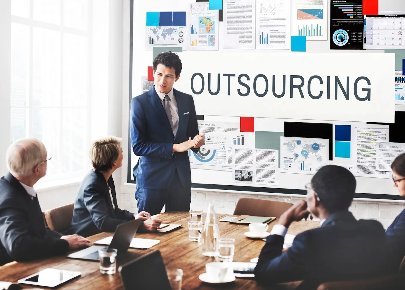 outsourcing-function-tasks-contr team discussion about project outsourcing